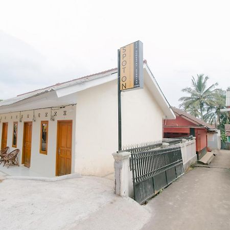 Ayu Homestay Syariah Sukabumi Bagian luar foto
